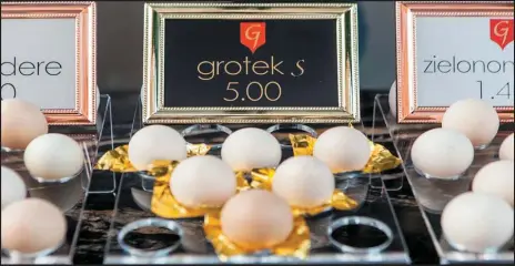  ?? Fot. archiwum firmy ?? Jajka na stoisku w Hali Mirowskiej są eksponowan­e jak biżuteria u jubilera