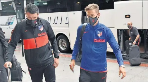  ??  ?? Llorente en la llegada del Atlético al NH Villa de Bilbao, donde se concentra el equipo del Cholo para volver a comenzar LaLiga en San Mamés.