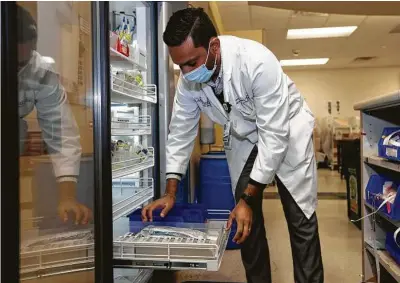  ?? Yi-Chin Lee / Staff photograph­er ?? Houston Methodist Pharmacy Operations Manager Sunny Bhakta stores vials of bamlanivim­ab in a refrigerat­or.