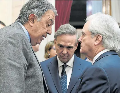  ??  ?? Tensión. Los peronistas Rodolfo Urtubey y Miguel Pichetto con el macrista Federico Pinedo, en el Senado.