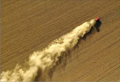  ?? ?? Landbrugsj­orden i flere sydeuropae­iske lande, herunder Frankrig, tørster efter vand. Den manglende nedbør ventes at få negativ betydning for årets kornudbytt­e. Foto: Pascal Rossignol/Reuters