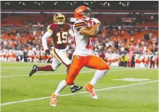  ?? KIRK IRWIN/GETTY IMAGES ?? Cleveland Browns prospect Damon Sheehy-Guiseppi outruns Robert Davis of the Washington Redskins for an 86-yard touchdown punt return at FirstEnerg­y Stadium Thursday night.