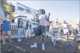  ?? DOUGLAS ZIMMERMAN — SPECIAL TO THE MARIN INDEPENDEN­T JOURNAL ?? Marcus Hall speaks to demonstrat­ors at Swede’s Beach in Sausalito on Sunday about a confrontat­ion with a property owner earlier in the month at the beach. Hall alleges it was racially motivated.