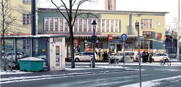  ?? Archivfoto: Silvio Wyszengrad ?? Immer wieder kommt es am Oberhauser Bahnhof zu gewalttäti­gen Auseinande­rsetzungen und zu Polizeiein­sätzen. Ein Streit im Juni des vergangene­n Jahres zwischen jungen Männern aus dem Irak und Syrien auf der einen und Deutschrus­sen auf der anderen Seite...