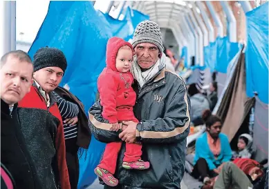  ?? Foto: ap ?? Familias que buscan asilo en EE UU esperan ser citadas a presentar sus casos en un puente que une Reynosa (México) e Hidalgo (Texas), abogados dicen que su situación es cada vez más complicada.