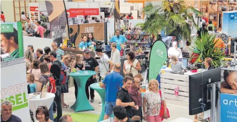  ?? FOTOS: STEPPAT/TREFFLER ?? Auch bei schönstem Sonnensche­in draußen waren die Stände in den Hallen (hier die Argensport­halle) gut besucht.