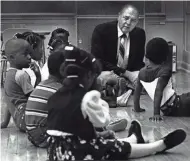  ?? JOURNAL SENTINEL FILES ?? Superinten­dent Lee McMurrin talks with kindergart­eners at the Auer Avenue School during the 1981-’82 school year.