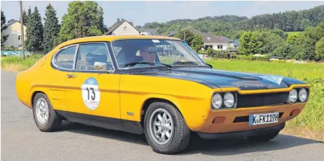  ?? FOTOS: DPA ?? Unvergesse­n: Der Ford Capri im sportliche­n Look der 1970er mit greller Farbe und mattschwar­zer Motorhaube.
