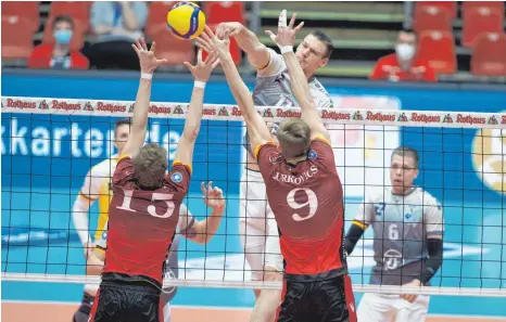  ?? FOTO: GÜNTER KRAM ?? Der VFB Friedrichs­hafen um den starken Mittelbloc­ker Marcus Böhme (Mi.) hat das enge Viertelfin­ale gegen die Volleyball Bisons Bühl gewonnen.