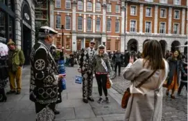  ?? MARY TURNER/NEW YORK TIMES ?? A bride-to-be, out on the town, had a photograph taken with a Pearly King in Covent Garden, London, last month.