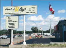  ?? NEWS PHOTO COLLIN GALLANT ?? A sign that is three years out of date is causing headaches for a local car dealer after the former tenant -another car dealer -had its licence suspended this week by industry regulators. House of Cars is located at a high-profile location in the Southwest Industrial area, which until 2015 was the location of Autos R Less.