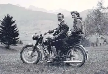  ?? Foto: Georg Riederle ?? Mit dem schmucken Motorrad und der Freundin konnte man die Region erkunden. Dieses Foto aus dem Jahr 1952 entstand bei einem Ausflug ins Allgäu.