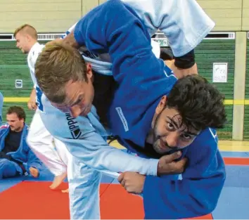  ?? Foto: Christian Mayr ?? Der Judoka Tareq Jamal aus Gablingen (rechts), der bereits an einer Weltmeiste­rschaft teilgenomm­en hat, besuchte auch schon die Sportfreun­de Friedberg im Training.