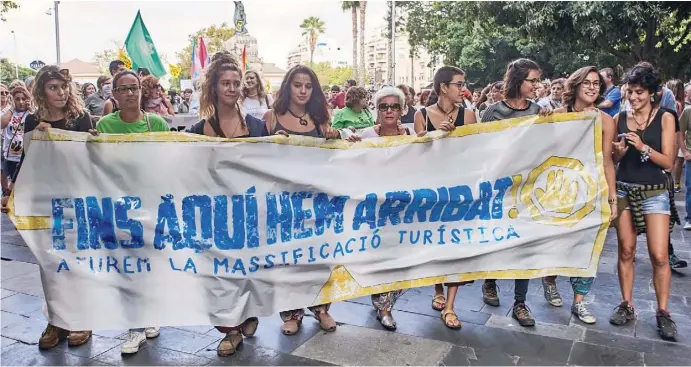  ?? Foto: Oliver Brenneisen/dpa ?? Großdemons­tration gegen Massentour­ismus unter dem Motto „So weit ist es gekommen!“im vergangene­n September in Palma.