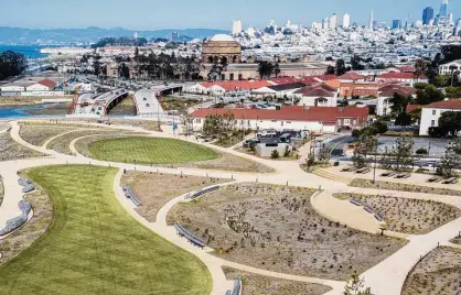  ?? Brontë Wittpenn/The Chronicle ?? Presidio Tunnel Tops features sculptural benches, new grass and an artificial bluff that hides six lanes of traffic.