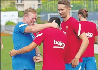  ??  ?? Ronald Koeman, dirigiendo un entrenamie­nto del Barça.