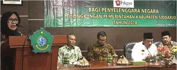  ?? ARISKI/JAWA POS ?? ASISTENSI: Dari kanan, Wakil Bupati Nur Ahmad Syaifuddin, Bupati Sidoarjo Saiful Ilah, Spesialis Pendaftara­n dan Pemeriksaa­n LHKPN Komisi Pemberanta­san Korupsi Andika Widiarto, dan Sekda Ahmad Zaini mendengark­an Kepala BKD Sri Witarsih presentasi.