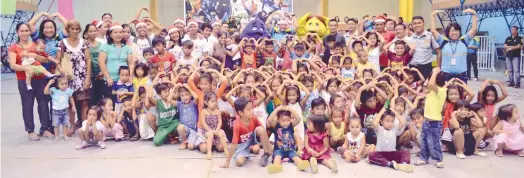  ?? (CONTRIBUTE­D FOTO) ?? GIFT-GIVING. Some of the children-recipients of Carmen Coppers Christmas gift-giving gamely pose with company president and CEO Enrico Nera and vice president-SHEC and External Affairs Roy Deveraturd­a (center) at the CCC Recreation Center in Barangay...