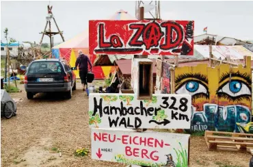  ??  ?? Die Besetzer zeigen sich verbunden mit den Umweltprot­esten am Hambacher Wald und Zad in der Nähe von Nantes.