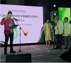  ?? ?? Senator Robin Padilla administer­ed the oath of President Erwin Ambo Delilan with his wife Jazeel and son Sabin on his side.