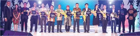  ?? YUYUNG ABDI/JAWA POS ?? APRESIASI KHUSUS: PT PP Properti Tbk memberikan penghargaa­n kepada pihak property agent, perbankan, dan arsitektur sebagai simbol rekanan. Partnershi­p dan inovasi tersebut melahirkan penghargaa­n untuk PT PP Properti Tbk.