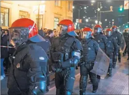  ??  ?? LA ERTZAINTZA. Gran despliegue policial por Bilbao ayer.