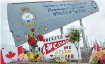  ?? ANDREW VAUGHAN THE CANADIAN PRESS ?? A memorial at 12 Wing Shearwater in Dartmouth, N.S., pays respect to the victims of the military helicopter crash.