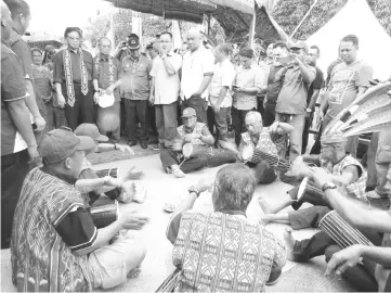  ??  ?? Abang Johari and Salang watching the ‘gendang pampat’ performanc­e by the longhouse residents.