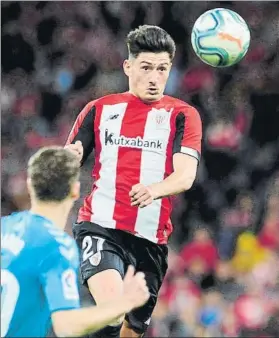  ?? FOTO: JUAN ECHEVERRÍA ?? Debutante Vencedor, de cabeza en el partido frente a Osasuna
Basconia, 1
Pasaia, 2
Goles: Árbitro: