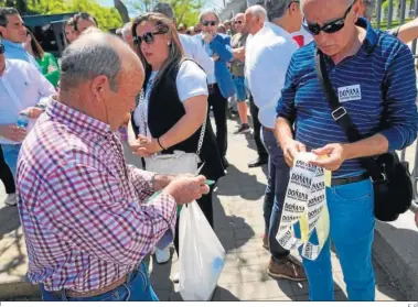  ?? E. P. ?? Representa­ntes de productore­s de Huelva frente a las puertas del Parlamento de Andalucía.