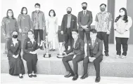  ?? ?? SYABAS: Abang Patdeli (empat kanan), Pauline (empat kiri), peserta, guru pembimbing dan tetamu bergambar dengan piala pusingan Forum Pelajar.