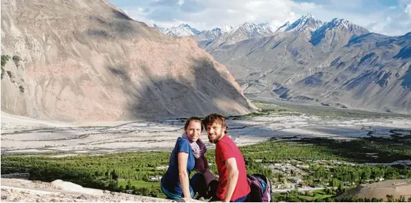  ?? Fotos: Sibeth/Ohlert ?? In Tadschikis­tan hat es Leonore Sibeth besonders gefallen. Hier sitzt sie mit ihrem Freund Sebastian Ohlert oberhalb vom Dorf Langar im Wakhan Valley mit Blick auf die Berge Afghanista­ns. Das Paar hat seine Woh nung in Augsburg aufgelöst, sein Hab und...