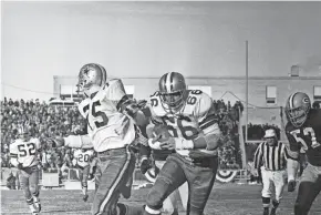  ??  ?? Dallas defensive end George Andrie, a former Marquette University star, picked up a fumble by Bart Starr and scored a touchdown in the Ice Bowl.