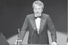  ?? THE ASSOCIATED PRESS ?? William Goldman accepts his Oscar for adapted screenplay for All the President’s Men at the 1977 Academy Awards.