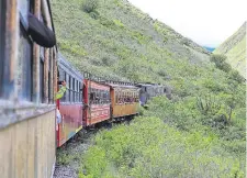  ?? ?? Pobladores buscan la reactivaci­ón del “tren más difícil del mundo” en la ciudad de Alausí (Ecuador). EFE