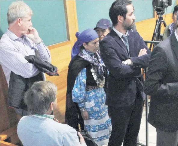  ??  ?? ► Jorge Luchsinger y la machi Francisca Linconao ayer, en el Tribunal Oral en lo Penal de Temuco, tras la lectura del fallo.