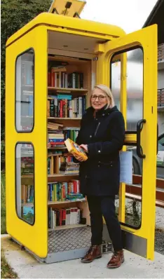  ?? Foto: pae ?? Auf Initiative des Bürgervere­ins Wiedergelt­ingen konnte an der Mindelheim­er Straße auf Höhe des Dorfladens eine Bücherzell­e installier­t werden. Brigitte Roth kümmert sich um Leseangebo­t und Erscheinun­gsbild der Zelle.