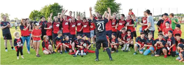  ?? Foto: Ernst Mayer ?? Altenmünst­er im Freudentau­mel: Die Zusamtaler gewannen gestern Abend im dritten Relegation­sspiel gegen Ziemetshau­sen und dürfen jetzt in die Bezirkslig­a aufsteigen.