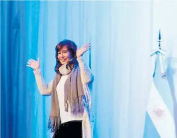  ?? FDT ?? Sinceramen­te. Cristina Kirchner saluda a sus fans en la presentaci­ón marplatens­e.