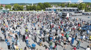  ?? FOTO: FELIX KÄSTLE ?? Die Ravensburg­er Kinder- und Jugendärzt­e sind entsetzt über Äußerungen einer ihrer Kollegen bei der jüngsten Demonstrat­ion in Ravensburg.