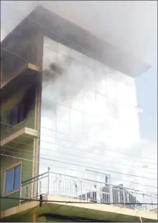  ?? (Photo by Sharda Bacchus) ?? Thick smoke coming from the building shortly after the fire started.