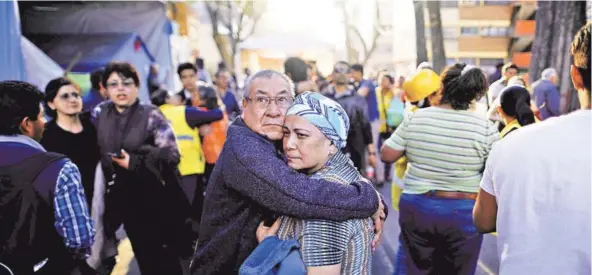  ??  ?? ► Ciudadanos en Ciudad de México reaccionan tras el terremoto del viernes 16 de febrero.