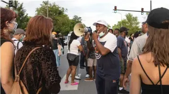  ?? TYLER LARIVIERE/SUN-TIMES ?? Darryl Smith, president of the Englewood Political Task Force, chides protesters Tuesday outside the CPD’s Englewood District station.