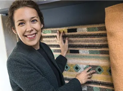  ??  ?? FINLäNDSKT OCH INDISKT. Taina Snellman-Langenskiö­ld har grundat Tikau som står för hållbara etiska produkter där man förenar indiskt hantverk med finländsk design.