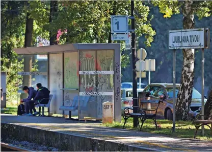  ?? Fotografij­i Jože Suhadolnik ?? Železniško postajališ­če Tivoli je blizu študentske­ga naselja v Rožni dolini.