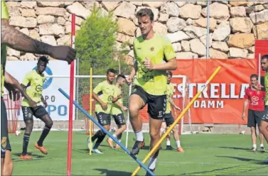  ??  ?? ACTIVO. Manu Barreiro, durante un entrenamie­nto con el Nàstic de Tarragona esta temporada.