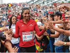  ?? Foto: Thiessen, dpa ?? Leichtathl­etik zum Anfassen auf dem Breitschei­dplatz: Die Erstplatzi­erten des Sie benkampfes (Nafissatou Thiam, Belgien, Katarina Johnson Thompson, GB, und Caro lin Schäfer, Deutschlan­d) auf ihrem Weg zur Siegerehru­ng.