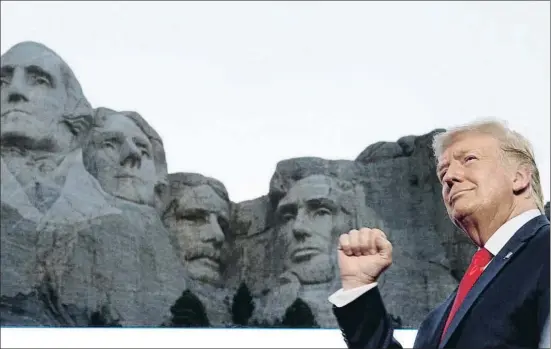  ?? TOM BRENNER / REUTERS ?? Una imatge buscada. Donald Trump va buscar a Rushmore una iconografi­a que li va ser grata. Ell davant dels quatre presidents esculpits a la roca d’aquesta destinació turística