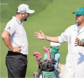  ?? EFE ?? Jon Rahm, ayer en Augusta junto a su caddy Adam Hayes