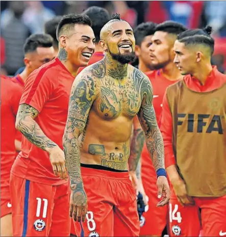  ??  ?? ALIVIO. Los jugadores de la selección chilena celebran la clasificac­ión para las semifinale­s de la Copa Confederac­iones tras el empate de ayer contra Australia en Moscú.
